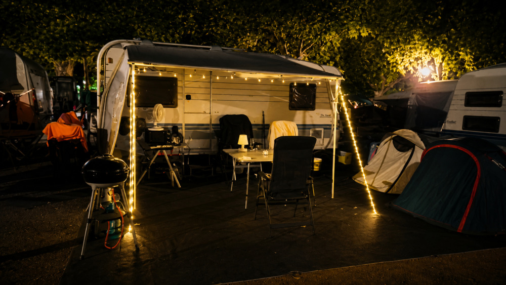 LED Glowline Pro warmwit in actie op de camping