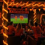 Oranje LED lichtslang verlicht sfeervolle voetbalavond in tuin tijdens wedstrijd van Nederland